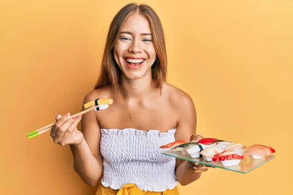 Linda Jovem Loira Comendo Sushi Omelete Usando Pauzinhos Sorrindo Rindo — Fotografia de Stock