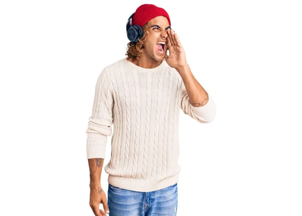 Joven Hombre Hispano Escuchando Música Usando Auriculares Gritando Gritando Alto — Foto de Stock