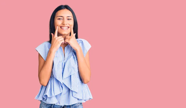 Menina Latina Bonita Nova Vestindo Roupas Casuais Sorrindo Com Boca — Fotografia de Stock