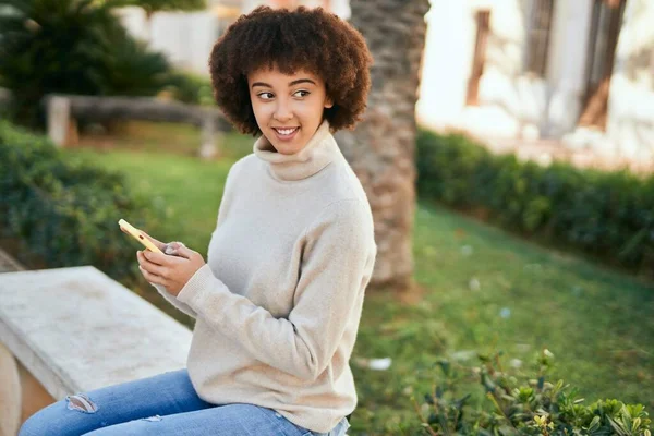 Menina Hispânica Jovem Sorrindo Feliz Usando Smartphone Sentado Banco Parque — Fotografia de Stock