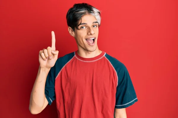 Joven Hombre Hispano Usando Ropa Casual Sonriendo Con Una Idea —  Fotos de Stock