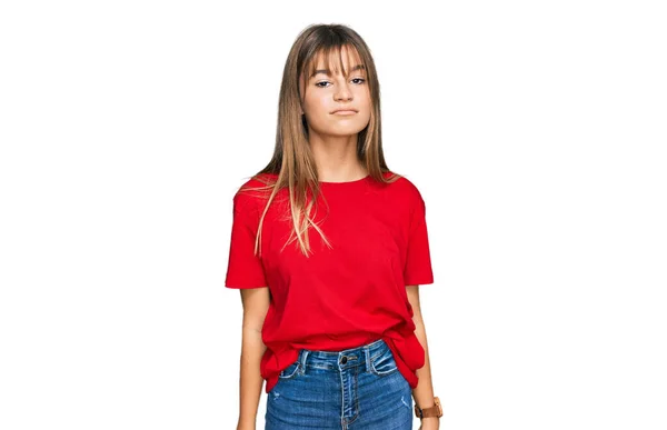 ティーンCaucasian女の子身に着けていますカジュアル赤Tシャツ見て眠いと疲れて 疲労とハングオーバーのために疲れ 午前中に怠惰な目 — ストック写真