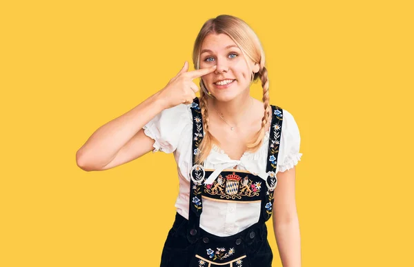 Ung Vacker Blond Kvinna Bär Oktoberfest Klänning Pekar Med Handen — Stockfoto