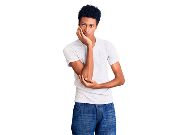 Joven Hombre Afroamericano Vistiendo Camiseta Blanca Casual Pensando Que Parece — Foto de Stock