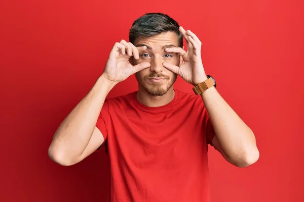 Schöner Kaukasischer Mann Lässigem Rotem Shirt Der Versucht Die Augen — Stockfoto
