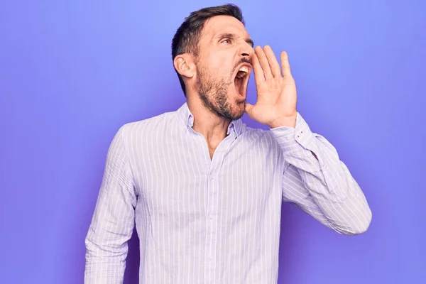 Homem Bonito Jovem Vestindo Camisa Listrada Casual Sobre Fundo Roxo — Fotografia de Stock