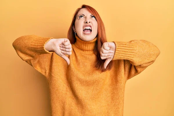 Belle Rousse Femme Faisant Des Pouces Négatifs Geste Colère Fou — Photo