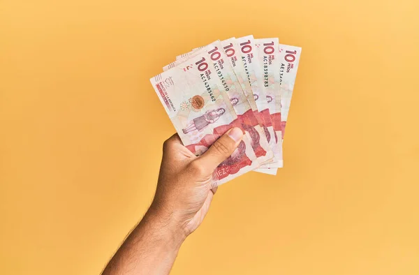 Mano Hombre Hispano Sosteniendo Billetes Colombianos Pesos Sobre Fondo Amarillo —  Fotos de Stock