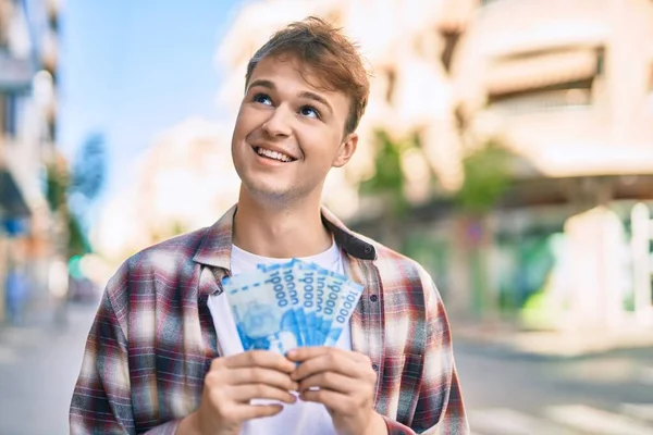 Νεαρός Καυκάσιος Άνδρας Χαμογελά Χαρούμενος Κρατώντας Chile Πέσος Χαρτονομίσματα Στην — Φωτογραφία Αρχείου