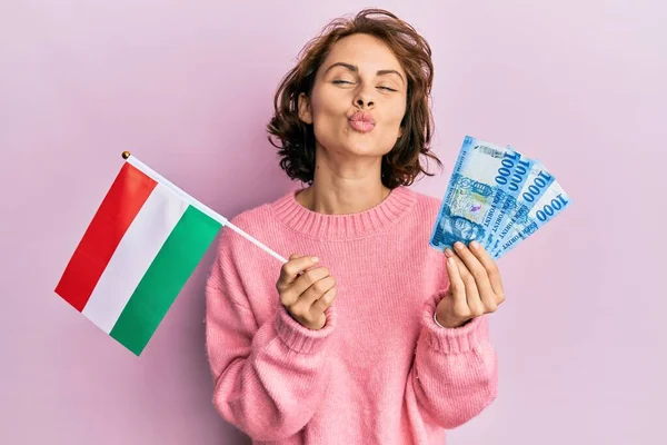 Young Brunette Woman Holding Hungary Flag Forints Banknotes Looking Camera — 图库照片