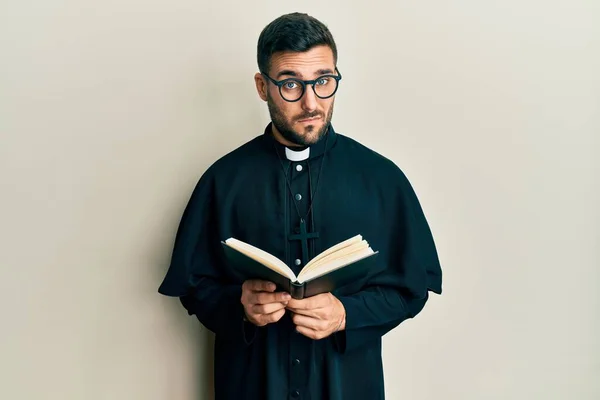 Junger Hispanischer Priester Der Die Bibel Skeptisch Und Nervös Der — Stockfoto