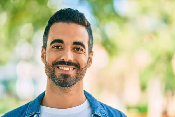 Junger Hispanischer Mann Lächelt Glücklich Park — Stockfoto