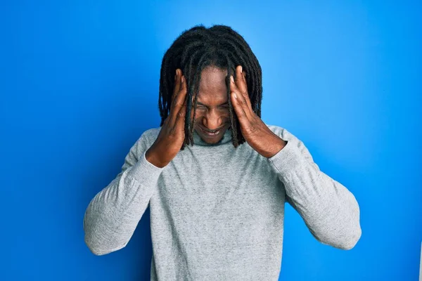 Afro Americano Com Tranças Usando Camisola Gola Alta Com Mão — Fotografia de Stock