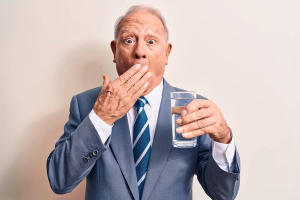 Hombre Negocios Guapo Pelo Gris Con Traje Bebiendo Vaso Agua — Foto de Stock