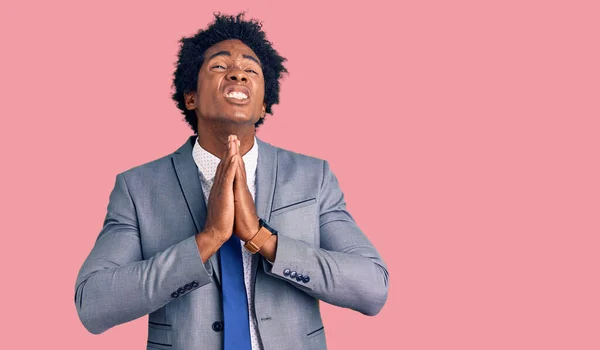 Hombre Afroamericano Guapo Con Pelo Afro Con Chaqueta Negocios Mendigando — Foto de Stock