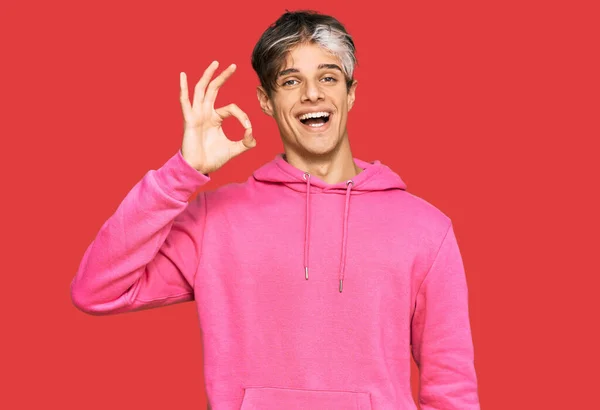 Jovem Hispânico Vestindo Camisola Rosa Casual Sorrindo Positivo Fazendo Sinal — Fotografia de Stock