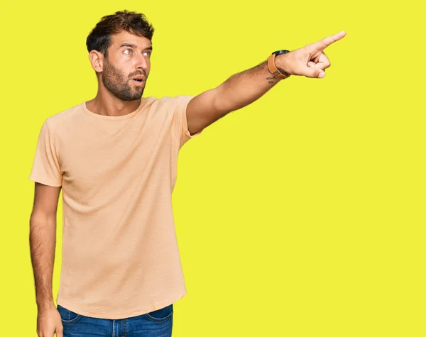 Knappe Jongeman Met Baard Die Casual Tshirt Draagt Wijzend Met — Stockfoto