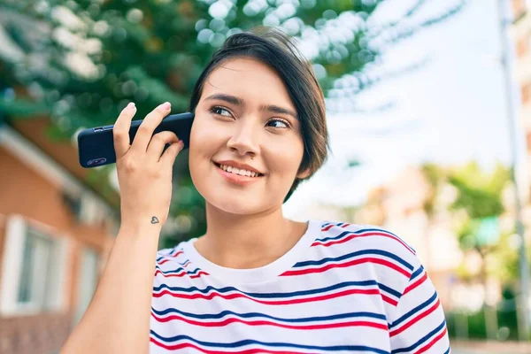 Mladý Latinsky Dívka Usměvavý Šťastný Poslech Audio Zprávy Pomocí Smartphone — Stock fotografie