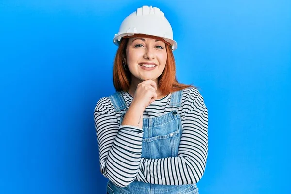 Hermosa Pelirroja Vestida Arquitecto Hardhat Sonriente Mirando Confiada Cámara Con — Foto de Stock