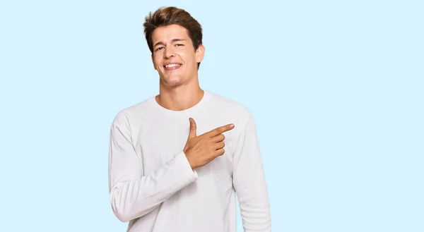 笑顔で陽気な白いセーターを纏ったハンサムな白人男性が笑顔で手と指を側に向け 幸せと自然な表情で — ストック写真