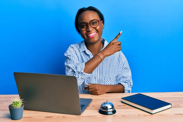 Joven Mujer Africana Trabajando Recepción Del Hotel Usando Portátil Con —  Fotos de Stock