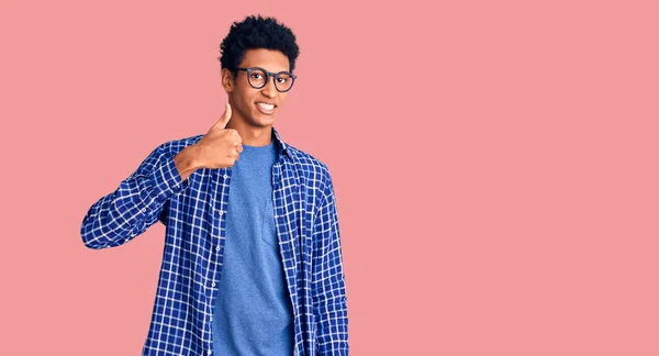 Fiatal Afro Amerikai Férfi Alkalmi Ruhát Szemüveget Visel Boldog Hüvelykujjával — Stock Fotó