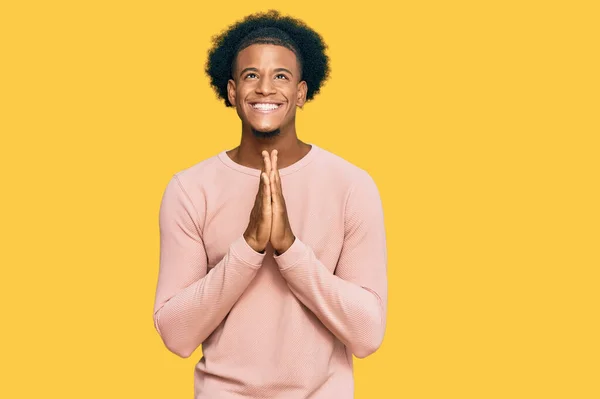 黑头发的非裔美国人穿着休闲装 手拉手乞讨祈祷 脸上带着希望的表情 非常情绪化和忧虑 — 图库照片