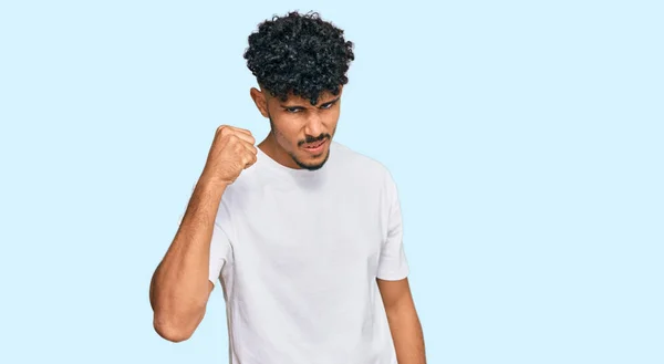 Fiatal Arab Férfi Alkalmi Fehér Pólót Visel Dühös Őrült Emelő — Stock Fotó