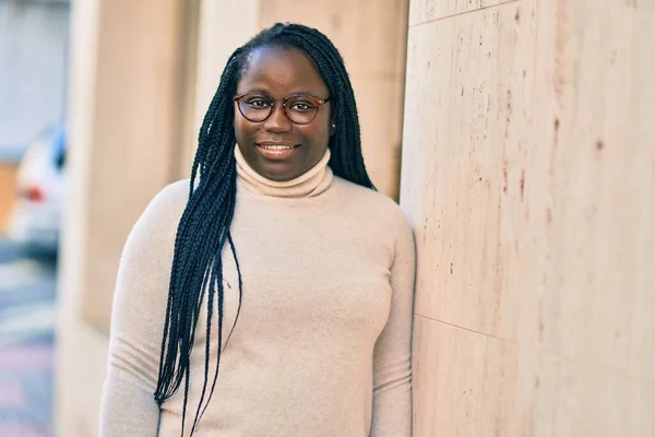 Joven Mujer Afroamericana Sonriendo Feliz Pie Ciudad —  Fotos de Stock