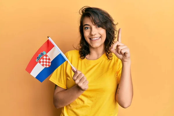 Jonge Spaanse Vrouw Met Kroatische Vlag Glimlachend Met Een Idee — Stockfoto
