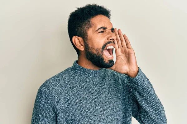 Homem Hispânico Bonito Com Barba Vestindo Roupas Casuais Gritando Gritando — Fotografia de Stock