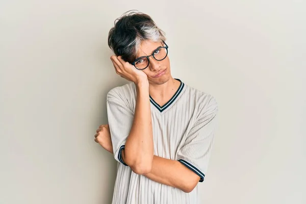 Jovem Hispânico Vestindo Roupas Casuais Óculos Pensando Que Parece Cansado — Fotografia de Stock