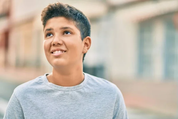 Liebenswerter Lateinischer Junge Lächelt Glücklich Wenn Der Stadt Steht — Stockfoto