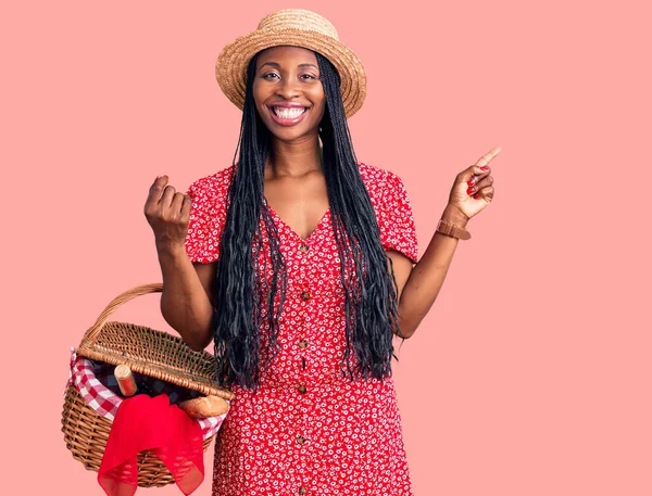 Jonge Afrikaans Amerikaanse Vrouw Draagt Zomerhoed Houdt Picknick Rieten Mand — Stockfoto