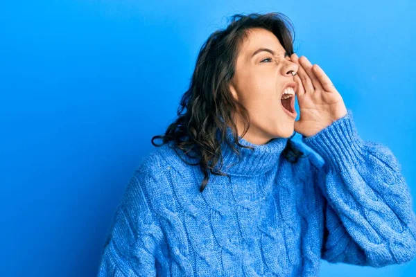 Young Hispanic Woman Wearing Casual Winter Sweater Shouting Screaming Loud — Stock Photo, Image