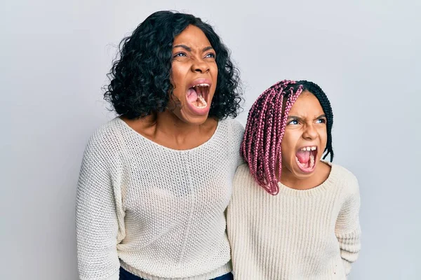 美しいアフリカ系アメリカ人の母親と娘がカジュアルな服を着て 怒りと怒りで叫んで フラストレーションと激怒叫んで怒りを抱きます 怒りと攻撃的な考え方 — ストック写真