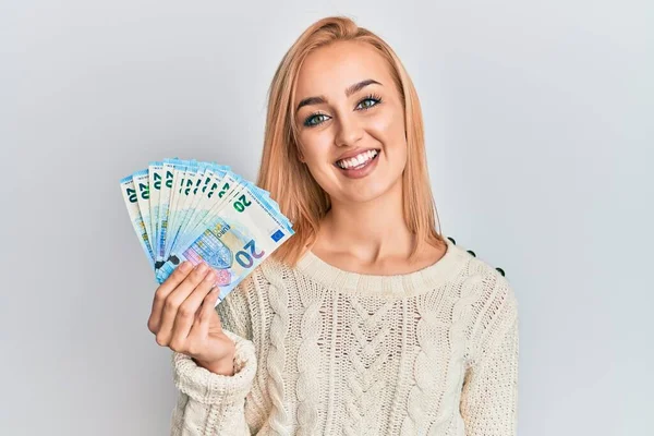 Красивая Кавказская Блондинка Банкнотами Евро Выглядит Позитивно Счастливо Стоя Улыбаясь — стоковое фото