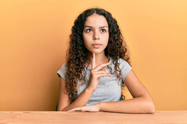 Έφηβος Ισπανόφωνη Κοπέλα Φορώντας Casual Ρούχα Κάθεται Στο Τραπέζι Σκέψης — Φωτογραφία Αρχείου
