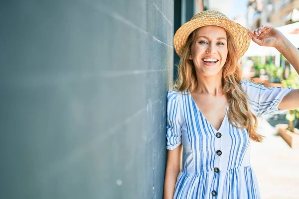 Joven Hermosa Mujer Rubia Vacaciones Con Sombrero Verano Sonriendo Feliz —  Fotos de Stock