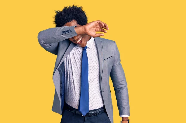 Bonito Homem Afro Americano Com Cabelo Afro Vestindo Jaqueta Negócios — Fotografia de Stock