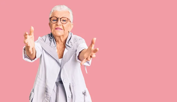 Senior Hermosa Mujer Con Ojos Azules Cabello Gris Con Ropa — Foto de Stock