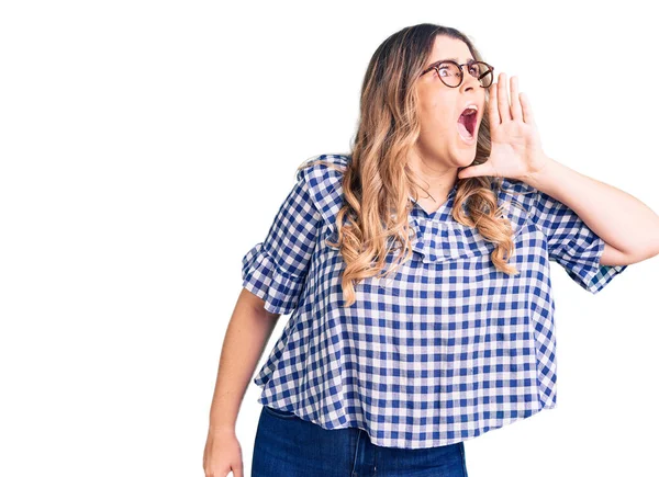 Young Caucasian Woman Wearing Casual Clothes Shouting Screaming Loud Side — Stock Photo, Image