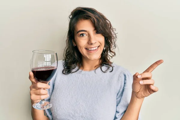 Genç Spanyol Kadın Bir Bardak Kırmızı Şarap Içip Gülümsüyor Mutlu — Stok fotoğraf