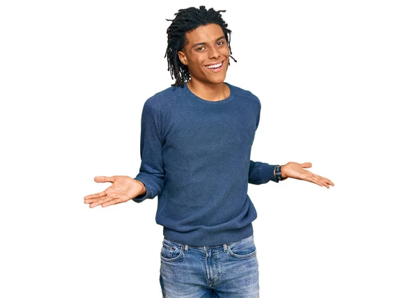 Jovem Afro Americano Vestindo Camisola Inverno Casual Sorrindo Mostrando Ambas — Fotografia de Stock