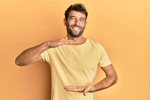 Bello Uomo Con Barba Che Indossa Casual Maglietta Gialla Sfondo — Foto Stock