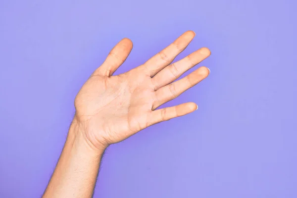 Mano Joven Caucásico Mostrando Los Dedos Sobre Fondo Púrpura Aislado — Foto de Stock