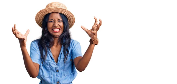 Jong Indiaans Meisje Dragen Zomer Hoed Schreeuwen Gefrustreerd Door Woede — Stockfoto