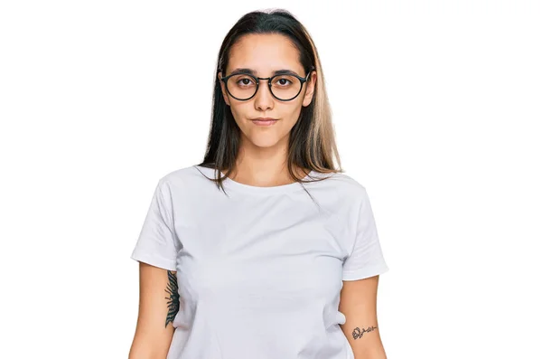 Mulher Hispânica Jovem Vestindo Camisa Branca Casual Cético Nervoso Franzindo — Fotografia de Stock