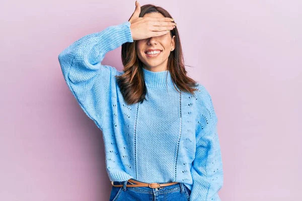 Jonge Brunette Vrouw Draagt Casual Winter Trui Roze Achtergrond Glimlachen — Stockfoto
