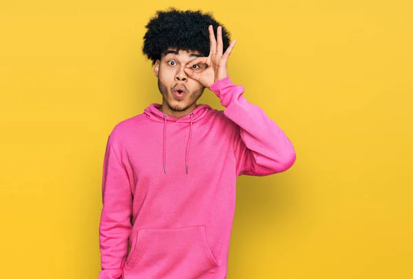 Giovane Uomo Afro Americano Con Capelli Afro Indossa Casual Felpa — Foto Stock